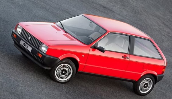 След като беше продадена на VW Group от Fiat през 1982 година, най-голямата автомобилна марка в Испания пусна първото поколение Ibiza. И това беше красива малка кола, нарисувана от Джорджето Джуджаро.
Пристигна през 1985 година с три врати и избор между 1,2 или 1,5-литрови бензинови двигатели. Година по-късно бяха пуснати по-практичните автомобили с пет врати, както и 1,7-литров дизелов мотор, взет назаем от Fiat. Макар и просторен отвътре, той беше зад съперниците от поколението по отношение на интериорен дизайн и комфорт. И не се продаваше в големи количества.

Въпреки това, тази кола даде тон за серията Ibiza, която доби огромна популярност из цяла Европа в началото на новия век. Но не бихме казали, че колекционерите ще се избият за испанската класика.